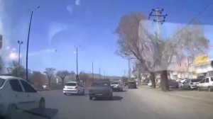 На видеорегистратор попал момент мощного авиаудара по улице Тегерана