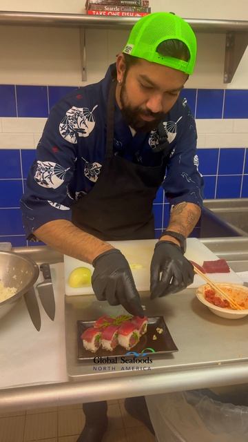 Добавление свежего лука в поке-ролл придаёт блюду новый вкус и текстуру.