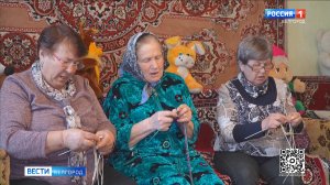 Волонтеры из красногвардейского села Казацкое вяжут теплые носки для бойцов