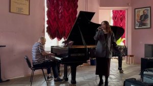 Поет Карина