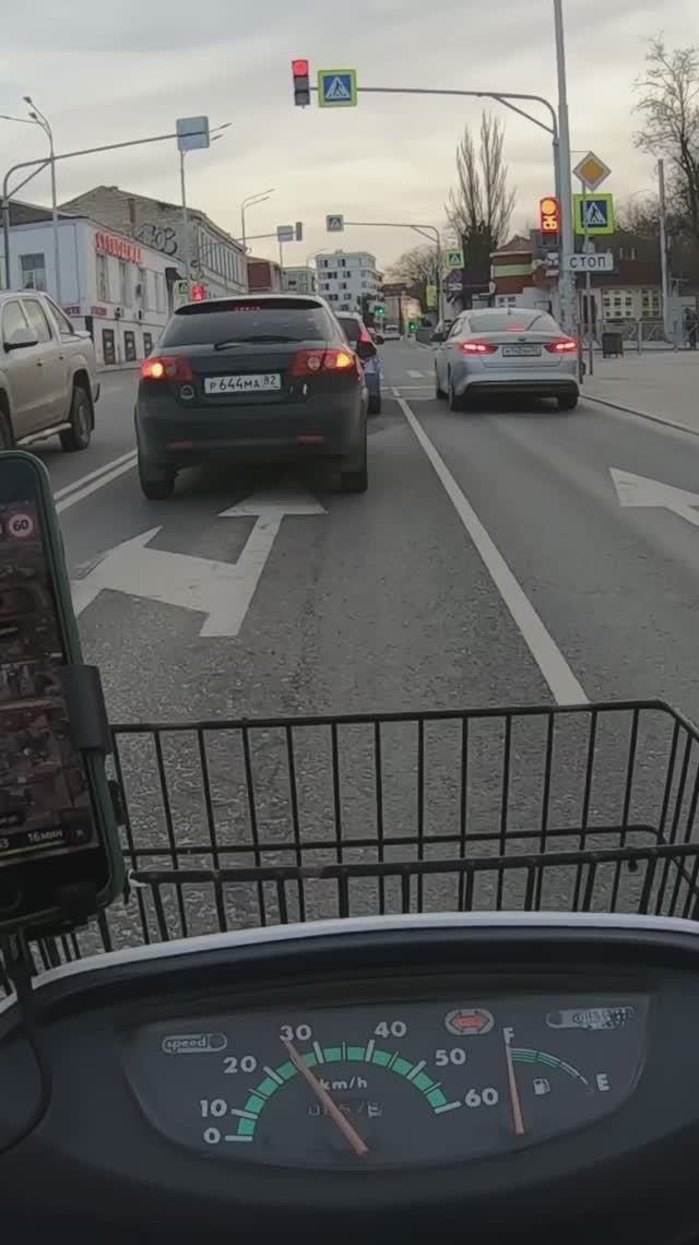 Зачем нужна передняя корзинка на мопеде