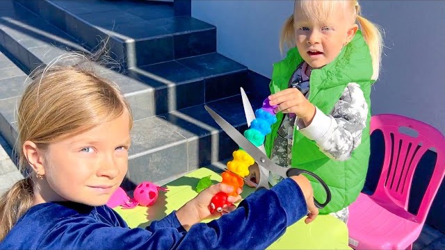 СОФУНЬЯ ШАЛУНЬЯ - СОФИЯ И НИКА РЕЖУТ АНТИСТРЕССЫ. ЧТО ВНУТРИ Ч.2