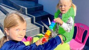 СОФУНЬЯ ШАЛУНЬЯ - СОФИЯ И НИКА РЕЖУТ АНТИСТРЕССЫ. ЧТО ВНУТРИ Ч.2