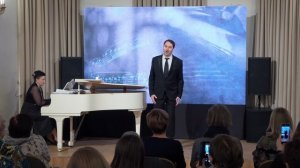 Вдоль по улице метелица метет