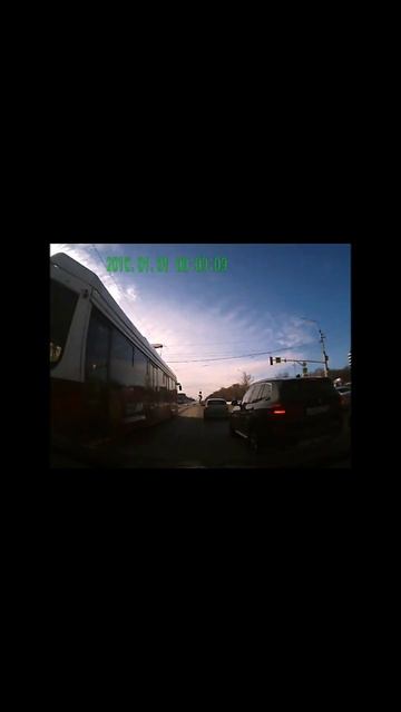 Заехал под трамвай 🫣