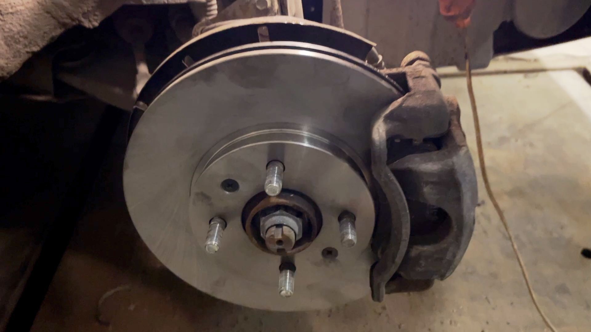 Как заменить тормозные диски (на примере Hyundai Solaris)