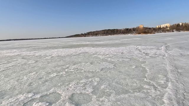 Едем на фэтбайке по льду озера Сенеж на Малиновые острова.Задача произвести высадку и разведку.