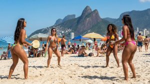 Девушки красавицы , встретил на пляже !Не стесняются  своих фигур и носят микробикини.