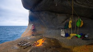 Ловлю рыбу и готовлю её в невероятной пещере.