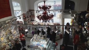 Москва. Рядом с ГУМом большой магазин с сувенирами, анимэшками, и атрибутами СССР.