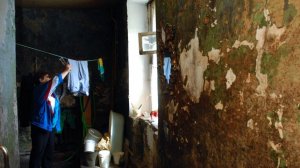 «На одного — шесть квадратов»: жители аварийных домов годами ждут расселения
