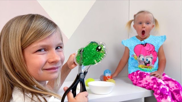 СОФУНЬЯ ШАЛУНЬЯ - ЧТО ВНУТРИ? СОФИЯ И НИКА РЕЖУТ АНТИСТРЕССЫ.