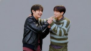 Что Чонгук творит с Тэхёном прямо перед началом тура!