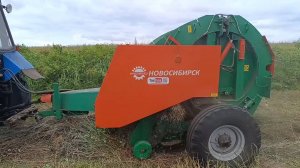 Пресс-подборщик ПР-110М в работе
