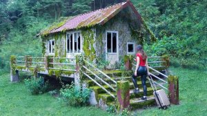 Женщина возвращается в свой родной город и в одиночестве строит дом в лесу. Бушкрафт