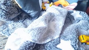 Валера ногу сломал и в больницу попал.