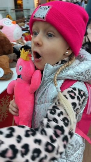 Оливию не оторвать от игрушек 😜