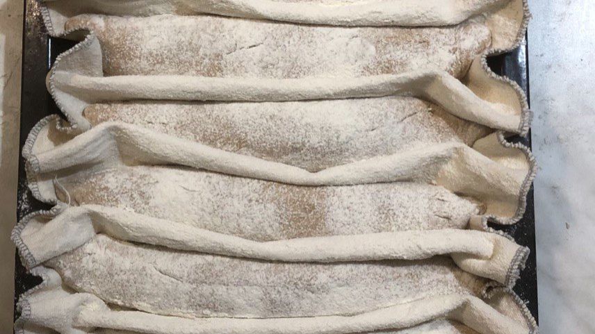 Формовка багета (пшенично-ржаной багет на закваске)