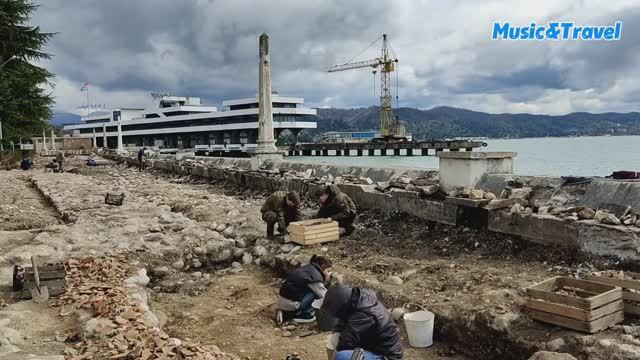 Край, где распускается мимоза, день 37 /На раскопках древней Диоскурии в Сухуме смотреть онлайн