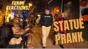 Безумный розыгрыш бронзового памятника.