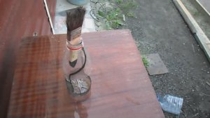 Приспособа для кисточки чтобы не испачкаться краской.