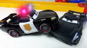 МУЛЬТИКИ ПРО МАШИНКИ 🚗 МОЛНИЯ МАКВИН ЗА ЧЕРТОЙ РАЗГОНА.ПОСЛЕДНИЙ КРУГ - ВСЕ ИЛИ НИЧЕГО🤔