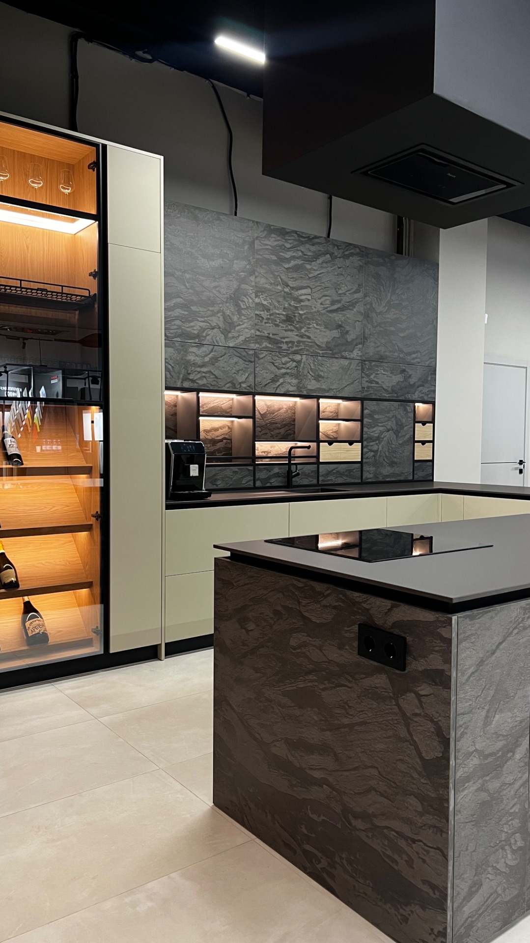 Наша шикарная кухня от MEBELIT уже радует новый салон ДРЕВИЗ