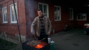 А у нас пикничок! Жарим вкусный шашлычок!