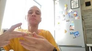 Ем кашу и хлебец с яйцом