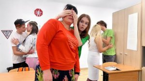 ИГРАЕМ в БУТЫЛОЧКУ! ЦЕЛУЕМСЯ пока ДИРЕКТОР не ВИДИТ!