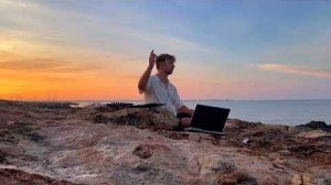 Catching the sunrise with a melodic live set on the coast of Mallorca