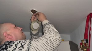 Пробую установить светильник на натяжной потолок своими руками