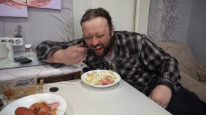 Устал труженик Чем восполнить запас сил Вкусно кушаю макароны с сардельками и компотом ПОДВАЛ ИЛЬИЧА