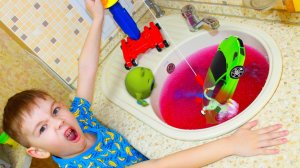 ДЕТИ СПАСАЮТ ИГРУШКИ ИЗ СЛАЙМА! МУЛЬТИК ПРО ХЕЛПИКА! РОМА И ХЕЛПИК 69 СЕРИЯ