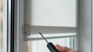 Установка рулонной шторы  на пластиковое окно.