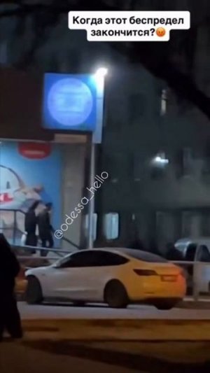 Одесса Очередного добровольца за руки и ноги занесли в бус.