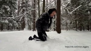 Девушка в кожаных Леггинсах.Прогулка по снежному лесу.Мода и Стиль.