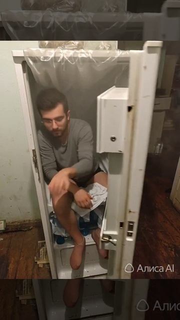 Зашёл поср*ть в холодильник