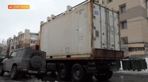 ЖЕНЩИНА ПОГИБЛА В ЦЕНТРЕ ПЕТРОПАВЛОВСКА: СНЕЖНАЯ ГЛЫБА ПРОБИЛА КРЫШУ ОСТАНОВКИ АВТОБУСОВ • НОВОСТИ