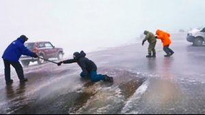 Безумные случаи снятые на ледяной дороге.