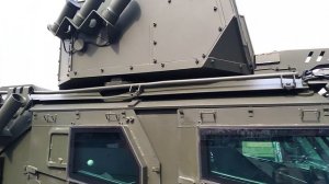 Камаз с машиной боевого управления и Бронеавтомобиль с пушкой на крыше ждут парни на СВО