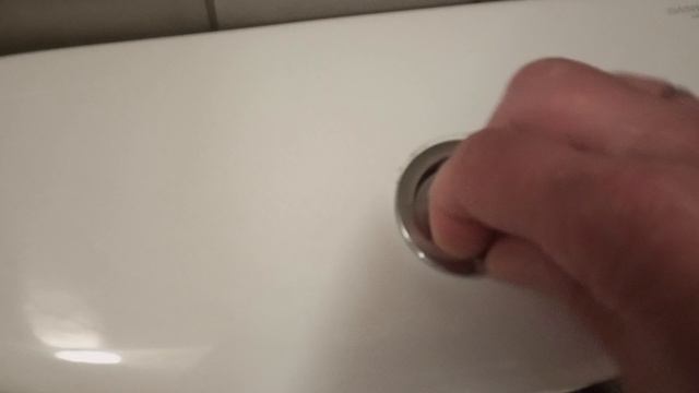 Как выкрутить кнопку сливного бачка унитаза.