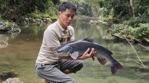 Ловлю рыбу в реке и приготовление свежей рыбы у воды на костре. Жизнь и быт во Вьетнаме