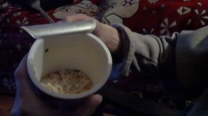 Ем Роллтон горячая порция с курицей и смотрю видео