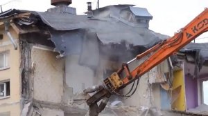 Снос хрущевки экскаватором Hitachi ZX 350