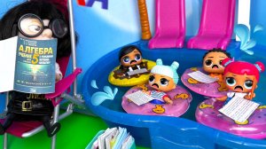 В БАССЕЙНЕ -КОНТРОЛЬНАЯ💦😁😁 ПОПРОБУЙ НЕ ЗАМОЧИ💦 куклы ЛОЛ сюрприз веселая ШКОЛА мультик ДАРИНЕЛКА