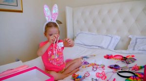 Настя получает подарок и идёт с папой по магазинам