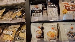 Торговый центр в Гонконге. Испытываем достижения китайской медицины. Сидим, ждём результат.