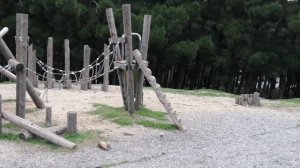 Прогулка по парку сосновый бор в Дербенте, здесь можно с семьёй отдыхать, в паркевсесделаноиздерева