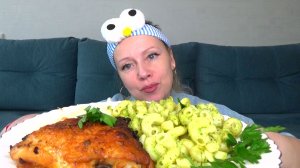 Мукбанг  макароны с брокколи, бедро курицы загорелое, капуста квашенная. Еда вкуснота.